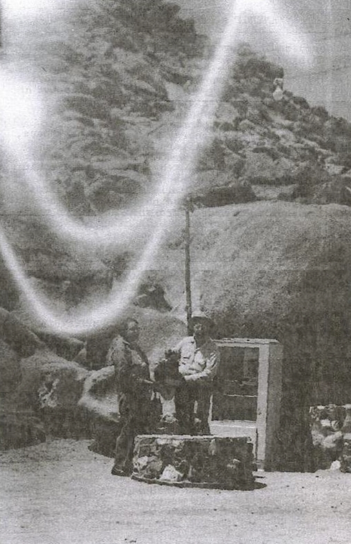L’image est un assemblage de deux photos (partie basse et haute). Elle montre des personnes et une installation au pied d’un relief rocheux. De larges traînées lumineuses blanches et incurvées traversent la photographie. Leur forme suit en partie le contour de la montagne située à l’arrière-plan. Aucune affirmation précise n’était formulée sur leur nature ni sur une éventuelle origine extraterrestre ou télécommandée. Il était seulement établi que le phénomène lumineux s’était produit pendant l’ouverture de l’obturateur.
