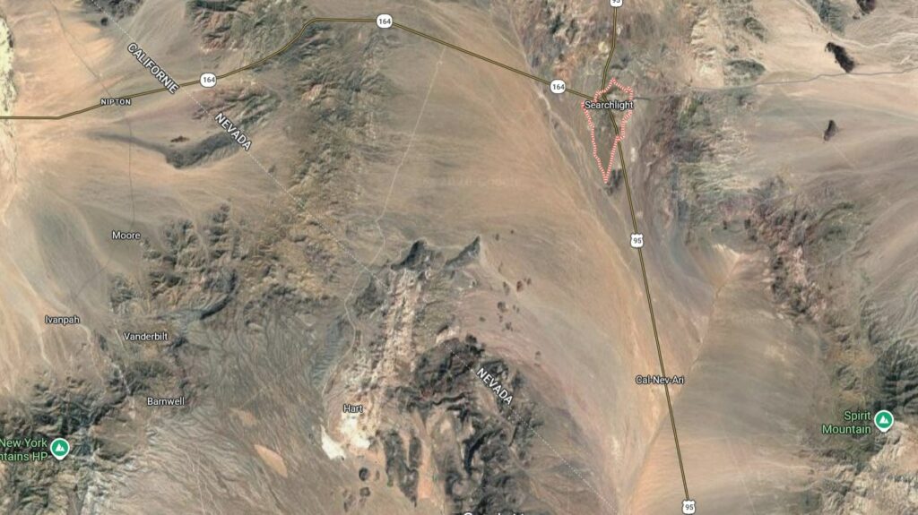 Carte satellite claire à bonne résolution de la même zone de Searchlight à l'est d'Ivanpah, que désigne la carte précédente annotée par Oswald Gonzalez.