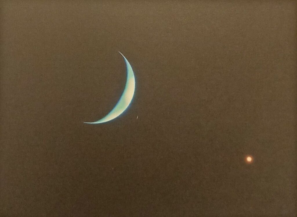 La planète V1 des visiteurs et sa station en orbite peu visible, leur étoile est visible assez petite, V1 étant assez loin de leur étoile.