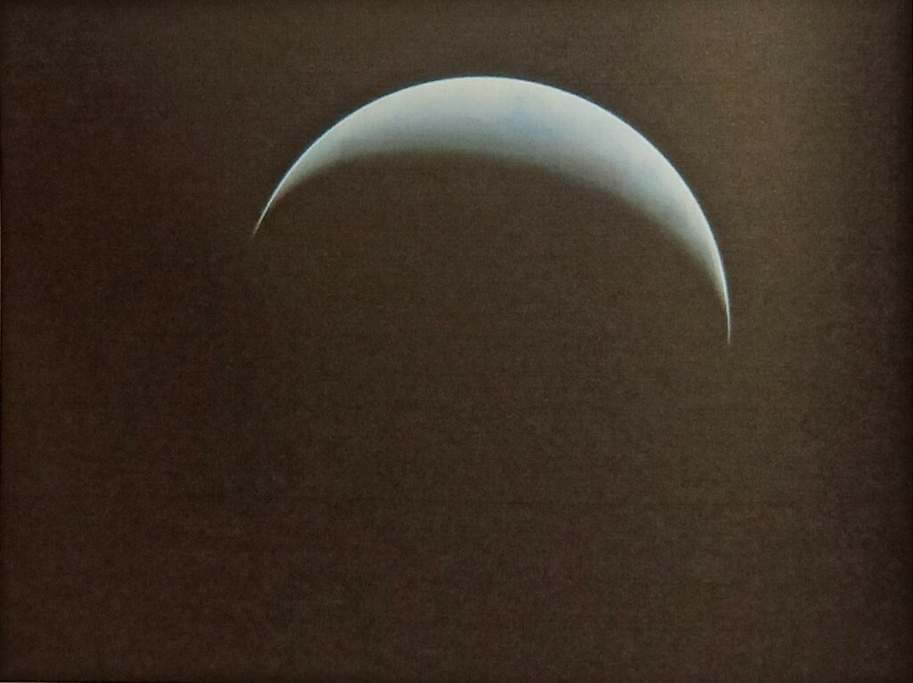 La planète V2 des visiteurs (2ème planète habitée par eux de leur système) plus proche de leur étoile que V1.