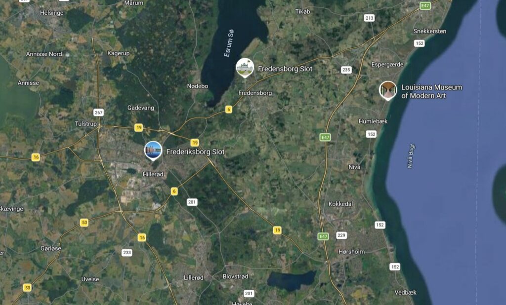 Cela correspond à une zone de campagne (à peut près au centre de la carte ici), située un peu au sud de la ville de Fredensborg (en accord avec l'information que c'était juste au sud d'une grande ville). Compatible avec un embarquement discret de nuit par les visiteurs dans un vaisseau, en pleine campagne.