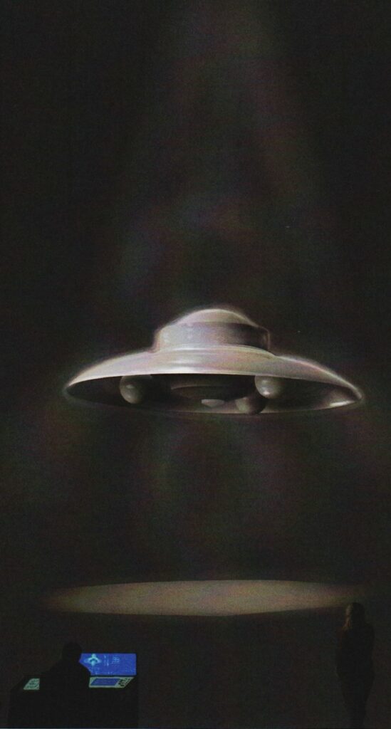 Extrait de peinture de "Alien Visitors - Volume I" de Rene Erik Olsen. Essai du vaisseau en forme de cloche et vsualisation des champs gravitationnels par la condensation de la vapeur d'eau volontairement dispersée dans l'environnement à cet effet