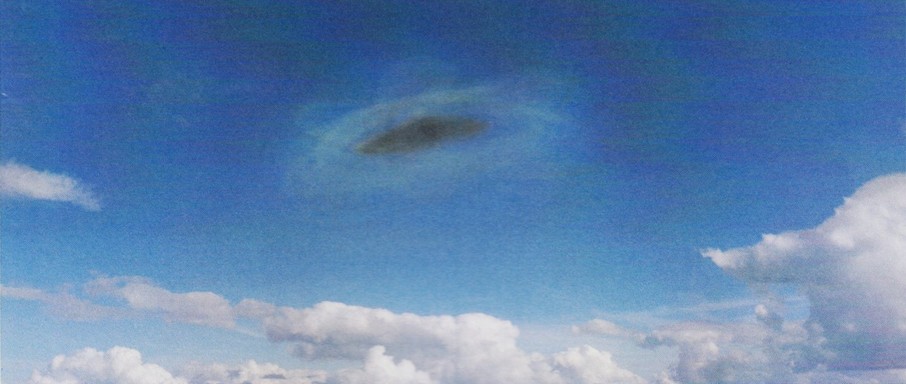 Peinture de "Alien Visitors - Volume I" de Rene Erik Olsen. L'appareil prend une couleur grisâtre foncée quand le champ atteind une puissance de 25 %.