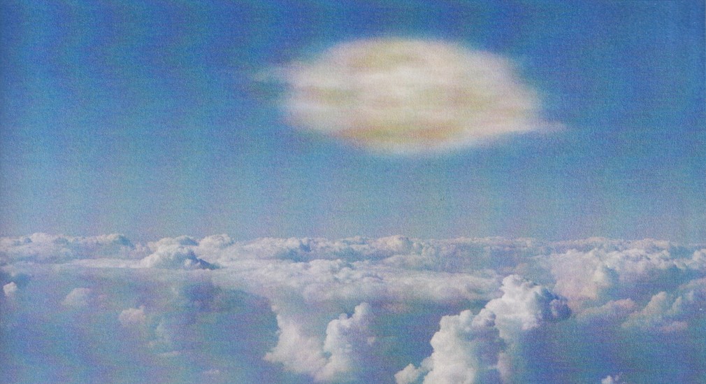 Peinture de "Alien Visitors - Volume I" de Rene Erik Olsen. L'appareil est enveloppé par une forme comm celle d'un petit nuage quand le champ atteind une puissance de 75 %.