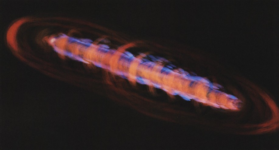 Image de "Alien Visitors - Volume I" réalisée par Rene Erik Olsen. Image d'un des écrans observé par les personnes au pupitre de contrôle de l'image précédente. Croiseur voyageant dans l’espace avec ses champs gravitationnels configurés de manière à assurer une protection minimale du bouclier (près de la coque du vaisseau). Lorsque les champs sont focalisés plus loin de la coque, ils assurent une protection maximale contre les débris spatiaux et les radiations. Ils sont configurés plus près de la coque lors de l’entrée dans une atmosphère planétaire ou de la sortie de celle-ci.