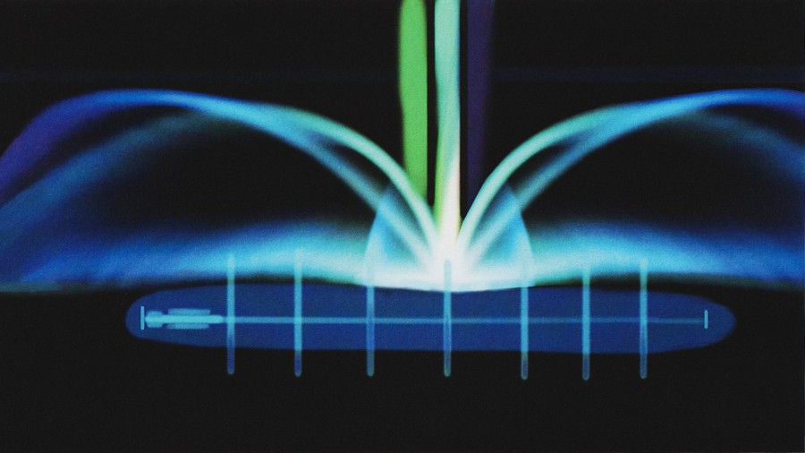 Image de "Alien Visitors - Volume I" réalisée par Rene Erik Olsen. Image d'un des écrans observé par les personnes au pupitre de contrôle de l'image précédente. Écran d’ordinateur de la salle de pilotage d’un croiseur. Il affiche l’intensité du champ gravitationnel, la puissance des moteurs magnétiques et la quantité d’énergie produite.