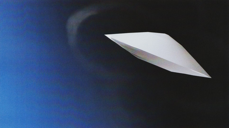 Image de "Alien Visitors - Volume I" de Rene Erik Olsen. Navette avant son entrée dans l’atmosphère - certains éléments de la configuration du bouclier sont visibles (anneaux gris foncé).