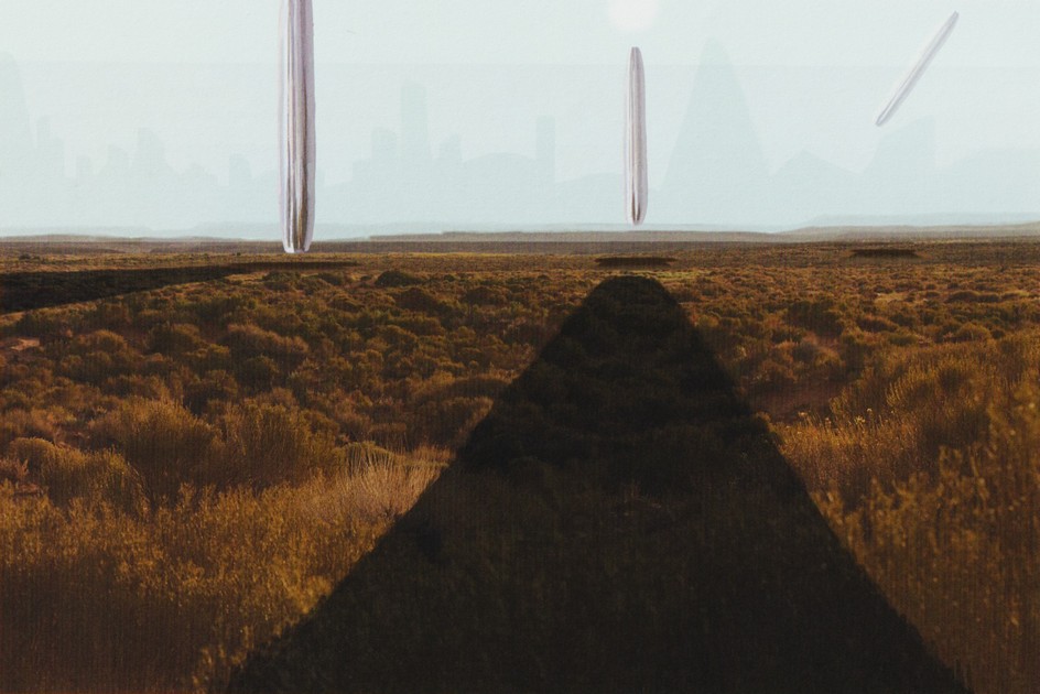 Image de "Alien Visitors - Volume II" de Rene Erik Olsen montrant trois croiseurs cylindriques qui sortent à la verticale depuis le sol de 3 hangars souterrains pour aller effectuer des tests préliminaires avant vol.