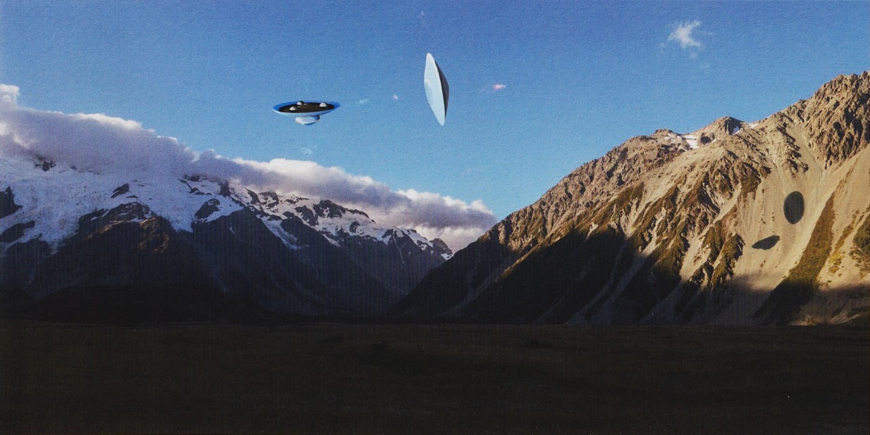 Peinture de "The Alien Visitors - Volume II" de Rene Erik Olsen. Représentant la démonstration du 2ème film qu’il a vu, avec les deux vaisseaux.