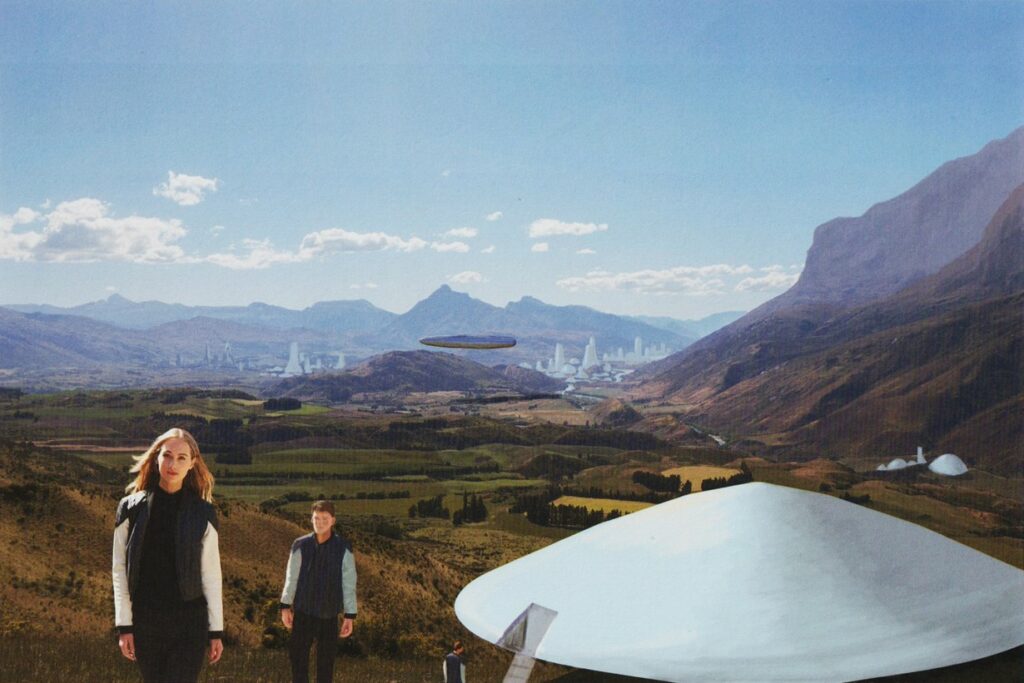 Image de "Alien Visitors - Volume II" de Rene Erik Olsen montrant l'équipage d'une grande navette des Visiteurs qui marche un peu pour se détendre, après une journée de tests du vaisseau.