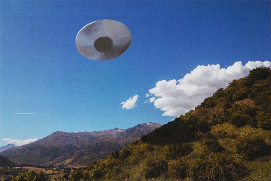 Image de "Alien Visitors - Volume II" de Rene Erik Olsen montrant une navette des Visiteurs en manœuvre avant phase d'atterrissage.